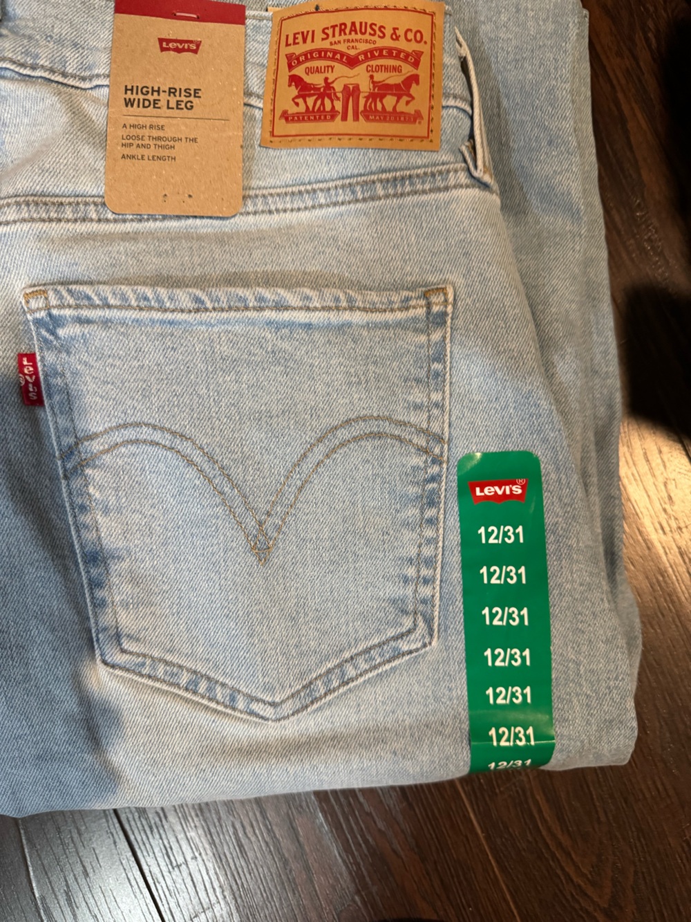 Levi's Light Blue High-Rise Women’s Jeans with Iconic Back Pocket - Picture 1 of 3